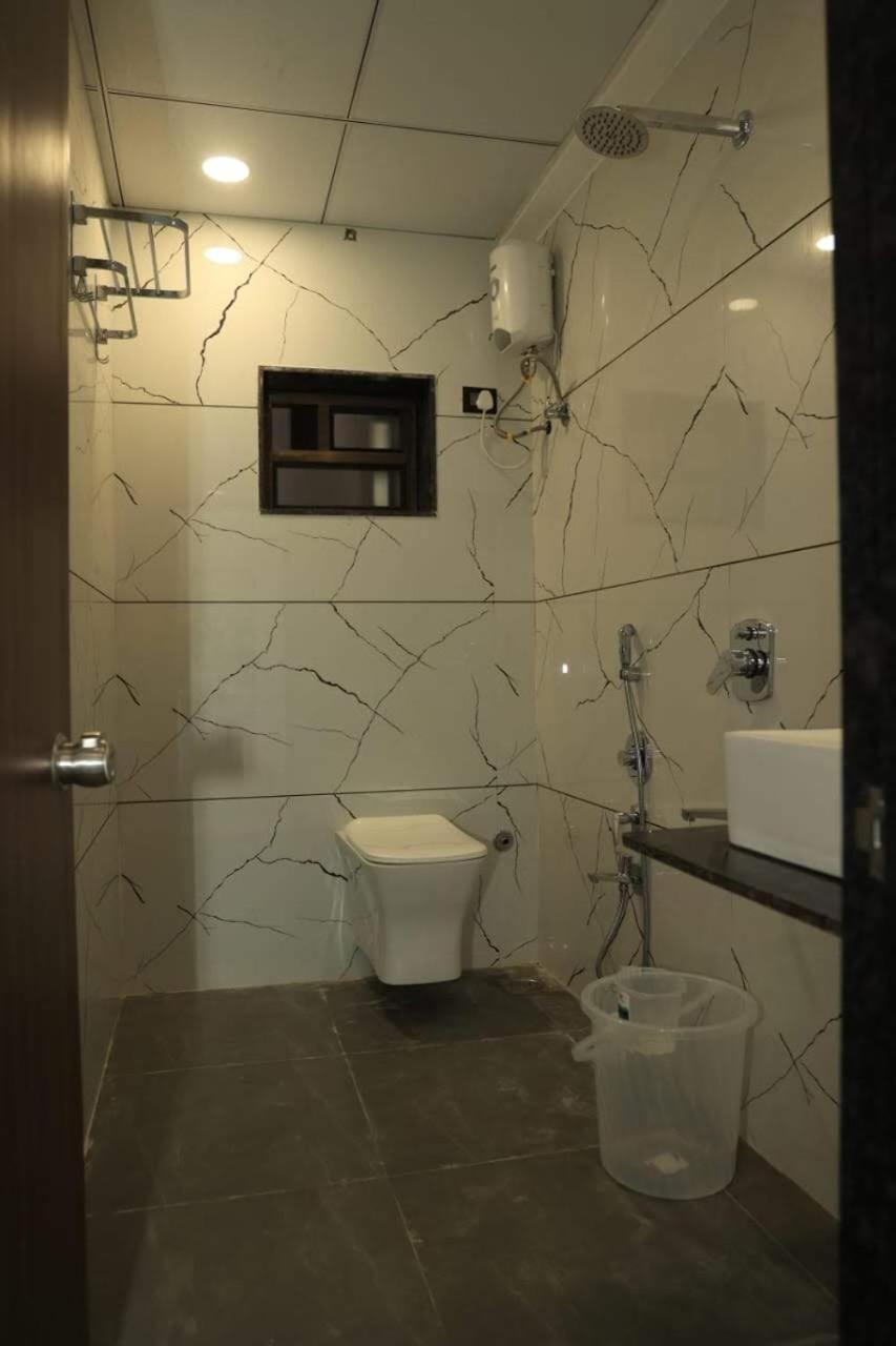 Hotel Fortune Surat Ruang foto